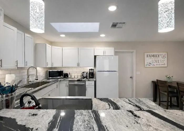Villa Romantic Retreat - Cozy - Private Hot Tub Lake Havasu City